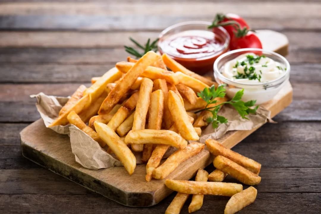 Co można zjeść z frytkami? Odkryj najlepsze połączenia smakowe