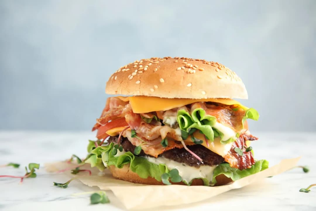 Ile kalorii ma burger? Zaskakujące różnice w kaloryczności burgerów