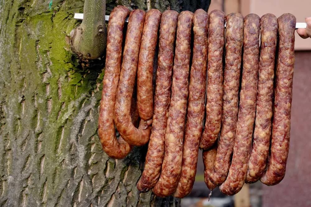 Jak przygotować idealną kiełbasę wędzoną w domowych warunkach