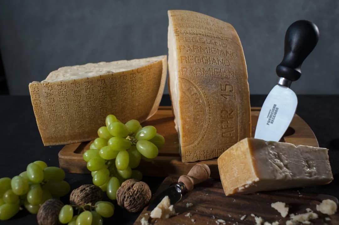 Gdzie można kupić parmezan? Sprawdzone miejsca na oryginalny ser