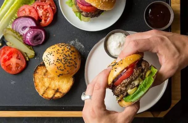 Jak doprawić wołowinę na burgery, aby były soczyste i pyszne