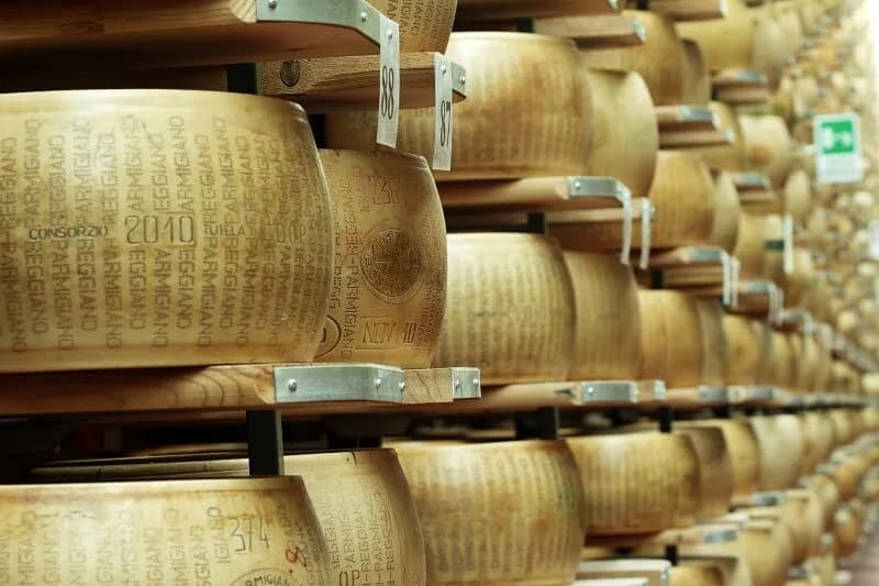 Czy grana padano to parmezan? Odkryj kluczowe różnice między nimi