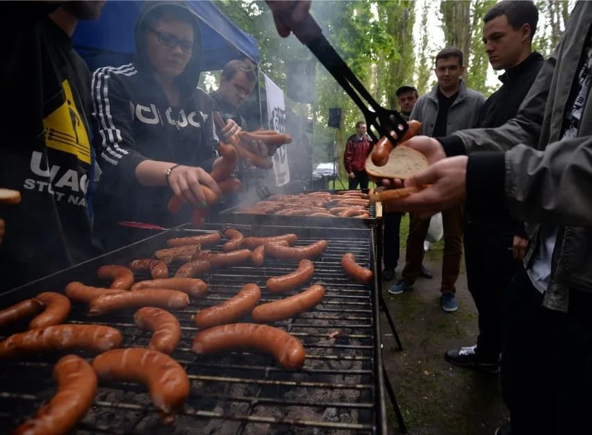 Jak idealnie przygotować kiełbasę śląską na grilla i zaskoczyć gości