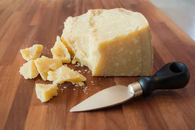 Czy parmezan można zastąpić Grana Padano? Oto co musisz wiedzieć