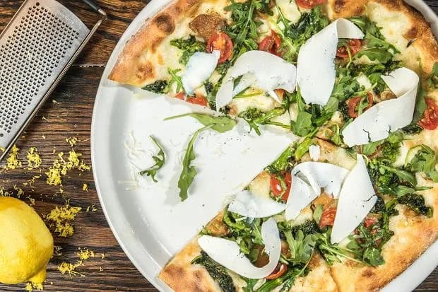 Parmezan ile kalorii? Zaskakujące wartości odżywcze sera