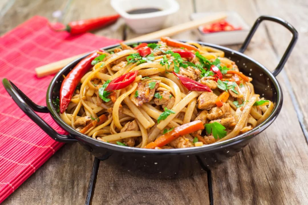 Makaron chow mein z czym jeść: najlepsze dodatki, które zaskoczą smak