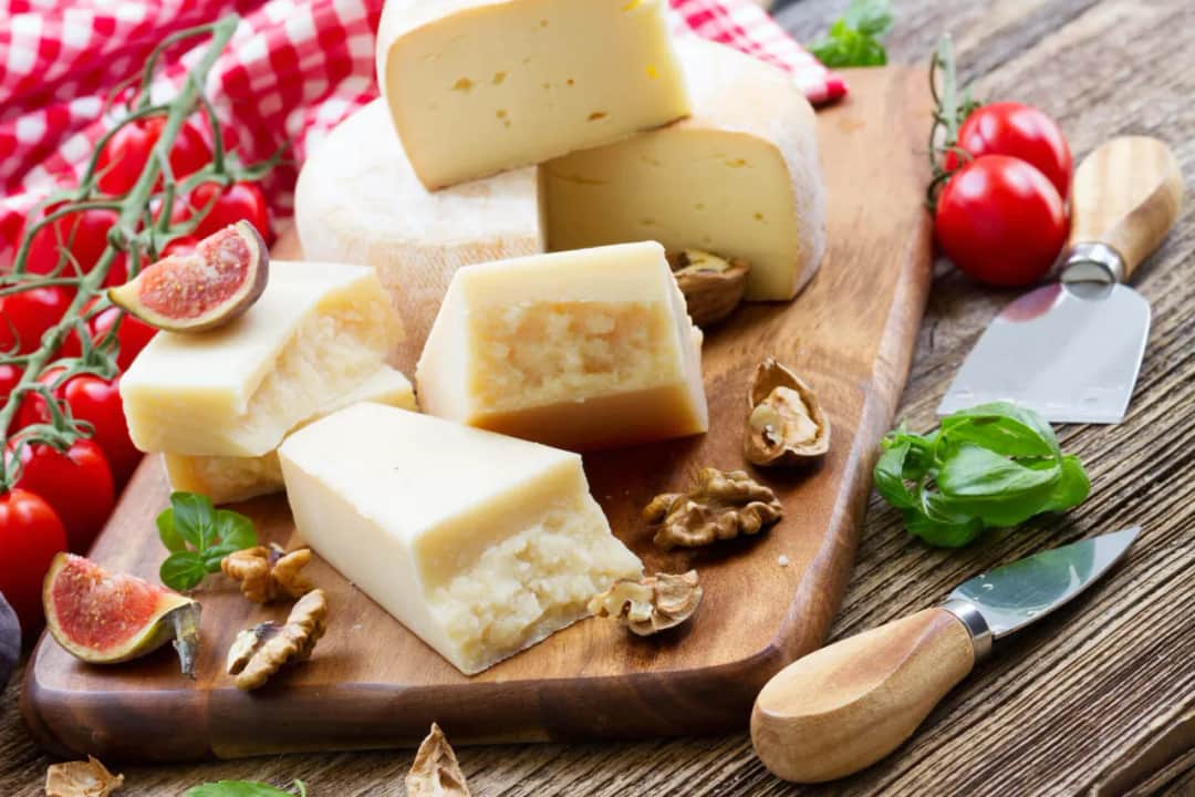 Jakie sery do spaghetti zamiast parmezanu? Sprawdź najlepsze alternatywy Jakie sery do spaghetti zamiast parmezanu? Sprawdź najlepsze alternatywy