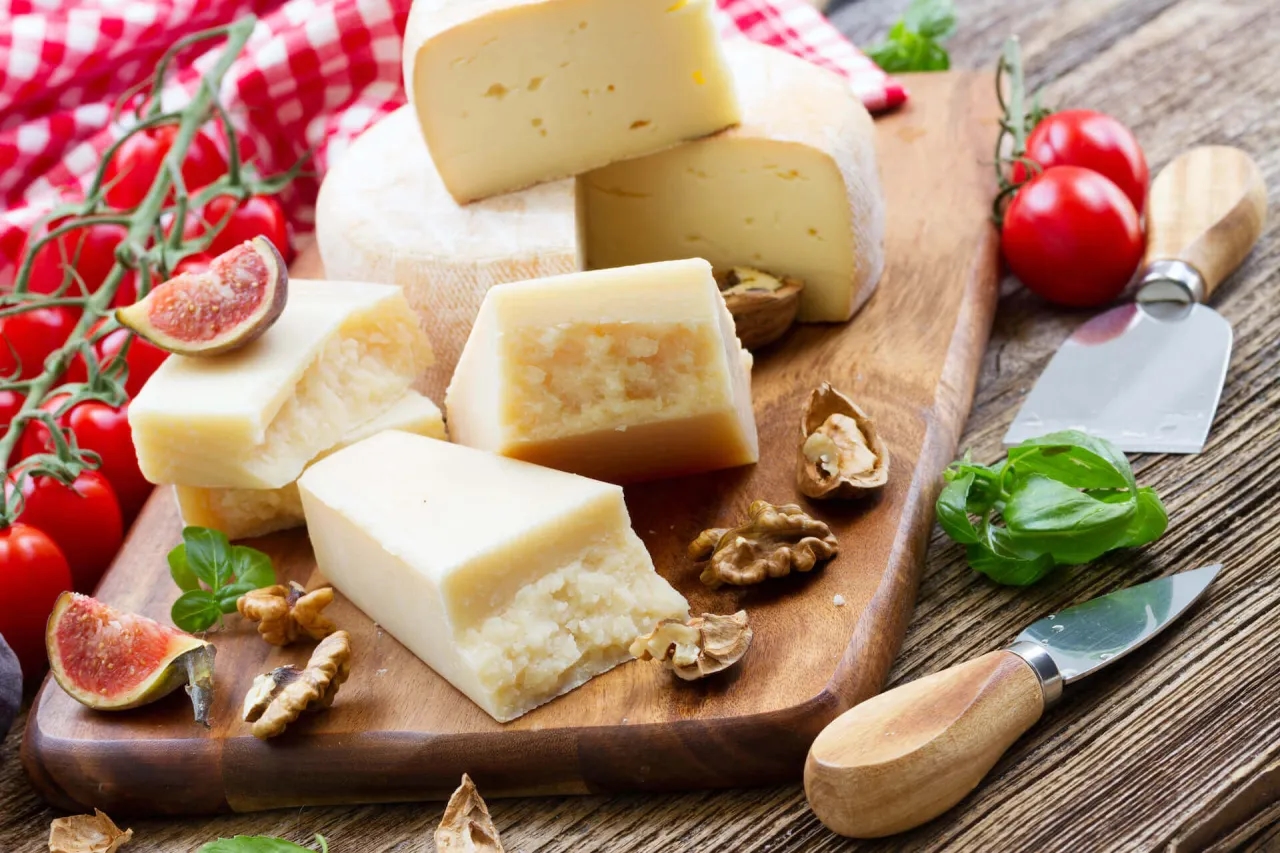 Jakie sery do spaghetti zamiast parmezanu? Sprawdź najlepsze alternatywy