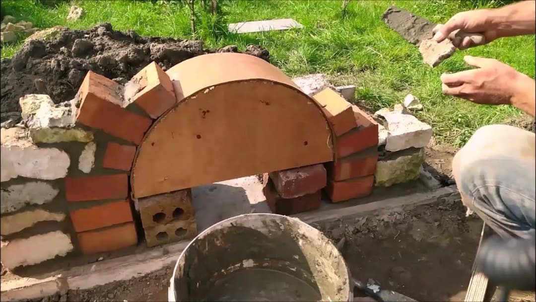 Praktyczny grill z czerwonej cegły: jak uniknąć wysokich kosztów budowy