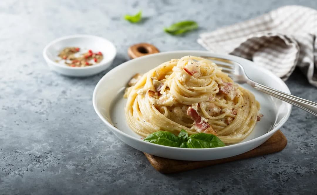 Jaki ser do carbonary zamiast parmezanu? Odkryj najlepsze zamienniki