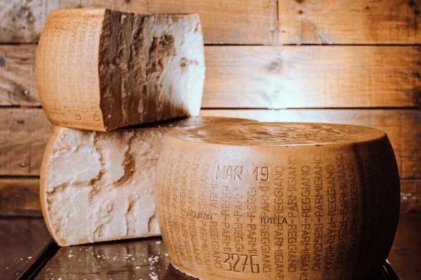 Czy parmigiano reggiano to parmezan? Odkryj prawdę o serze